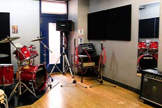 レンタルスタジオの写真です。ドラム、アンプなどがそろっています