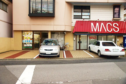 大野楽器越谷店　駐車場の写真です。店頭に5台分あります