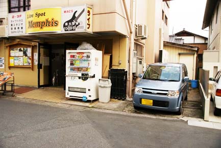 大野楽器越谷店 駐車場の写真です。店横にも1台停められます