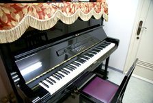 越谷店1F、防音室にあるアップライトです。ピアノの練習にご利用いただけます。